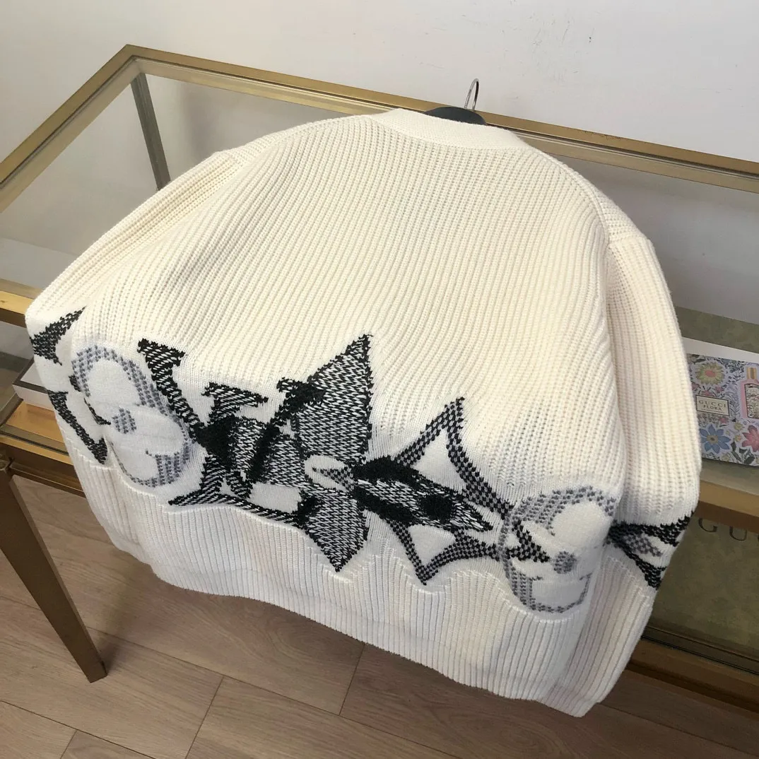 🅿️720 🀄️ Louis Vuitton's exclusive version of the LV intarsia knitted cardigan 🔥 This sheepskin cardigan is embellished with eye-catching logo patterns. Large LV letters and Monogram flowers overlap on the lower body and sleeves to create a snowy scene. The elegant intarsia knitting uses contrast stitching and contrasts with the wide ribbed base to create a three-dimensional effect and is suitable for comfortable wear after skiing. Enjoy leisure time at night. The same styles for men and women. You can buy items on the official website at a ratio of one to one.